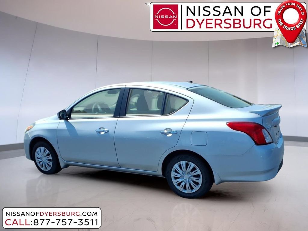 Used 2015 Nissan Versa SV FWD image 4