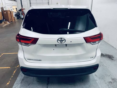 Used 2017 Toyota Highlander Plus FWD image 11