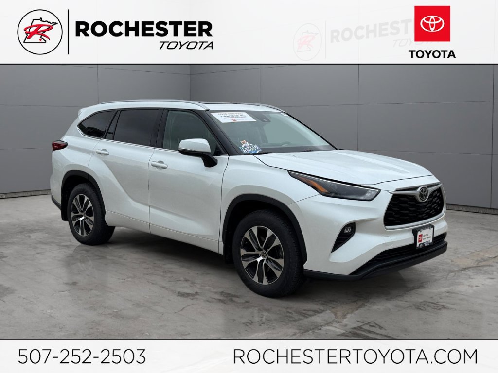 Certified 2022 Toyota Highlander XLE AWD/4WD image 1