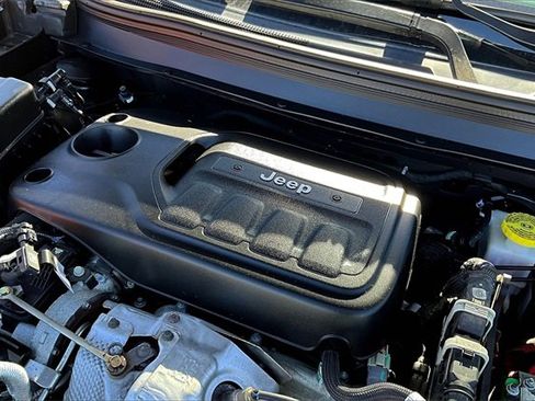 Used 2019 Jeep Cherokee Trailhawk image 34