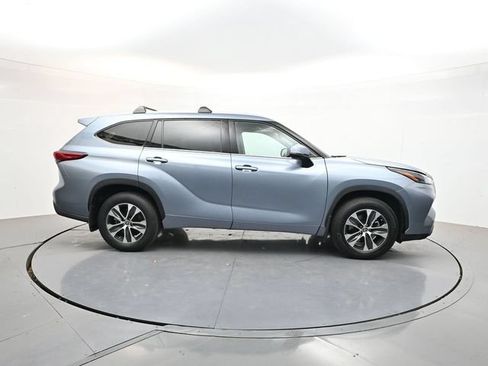 Used 2022 Toyota Highlander XLE AWD/4WD image 8