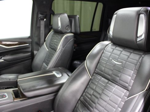 Used 2022 Cadillac Escalade ESV Sport Platinum AWD/4WD image 4