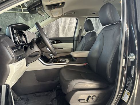 Used 2023 Kia Carnival EX image 13