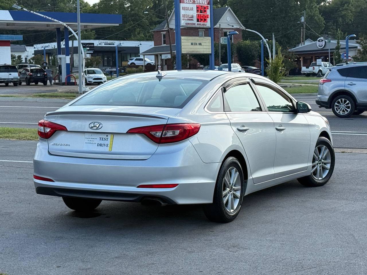 Used 2017 Hyundai Sonata SE FWD image 2