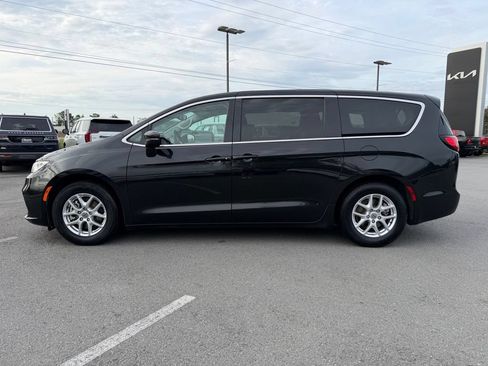Used 2023 Chrysler Pacifica Touring-L FWD image 4