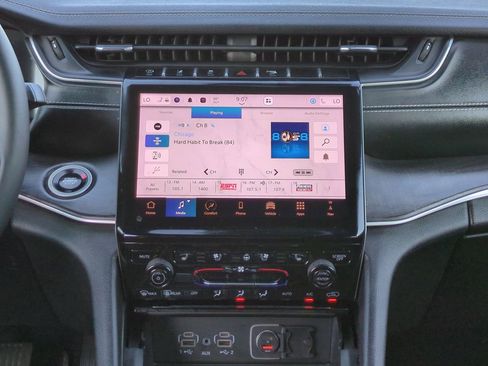 Used 2025 Jeep Grand Cherokee Limited w/ Luxury Tech Group II image 16