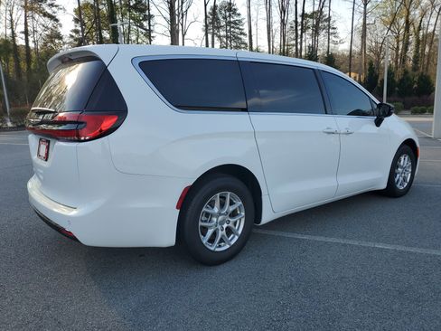 Used 2025 Chrysler Pacifica Select image 6