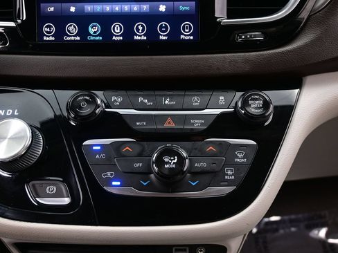 Used 2018 Chrysler Pacifica Touring-L Plus w/ Advanced Safetytec Group FWD image 22