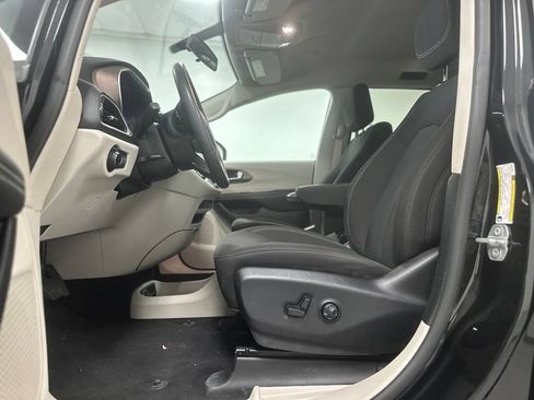 Used 2022 Chrysler Voyager LX FWD image 18