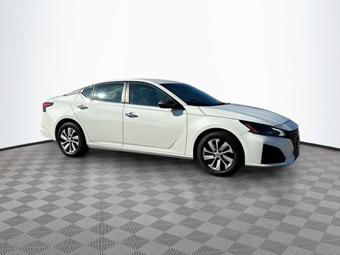 Used 2024 Nissan Altima 2.5 S image 3