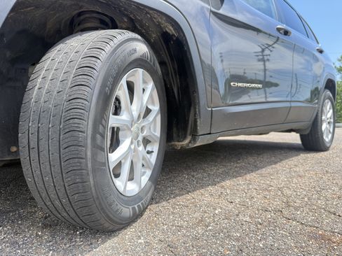 Used 2015 Jeep Cherokee Latitude w/ Cold Weather Group AWD/4WD image 37