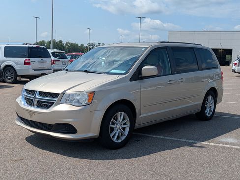 Used 2014 Dodge Grand Caravan SXT FWD image 2