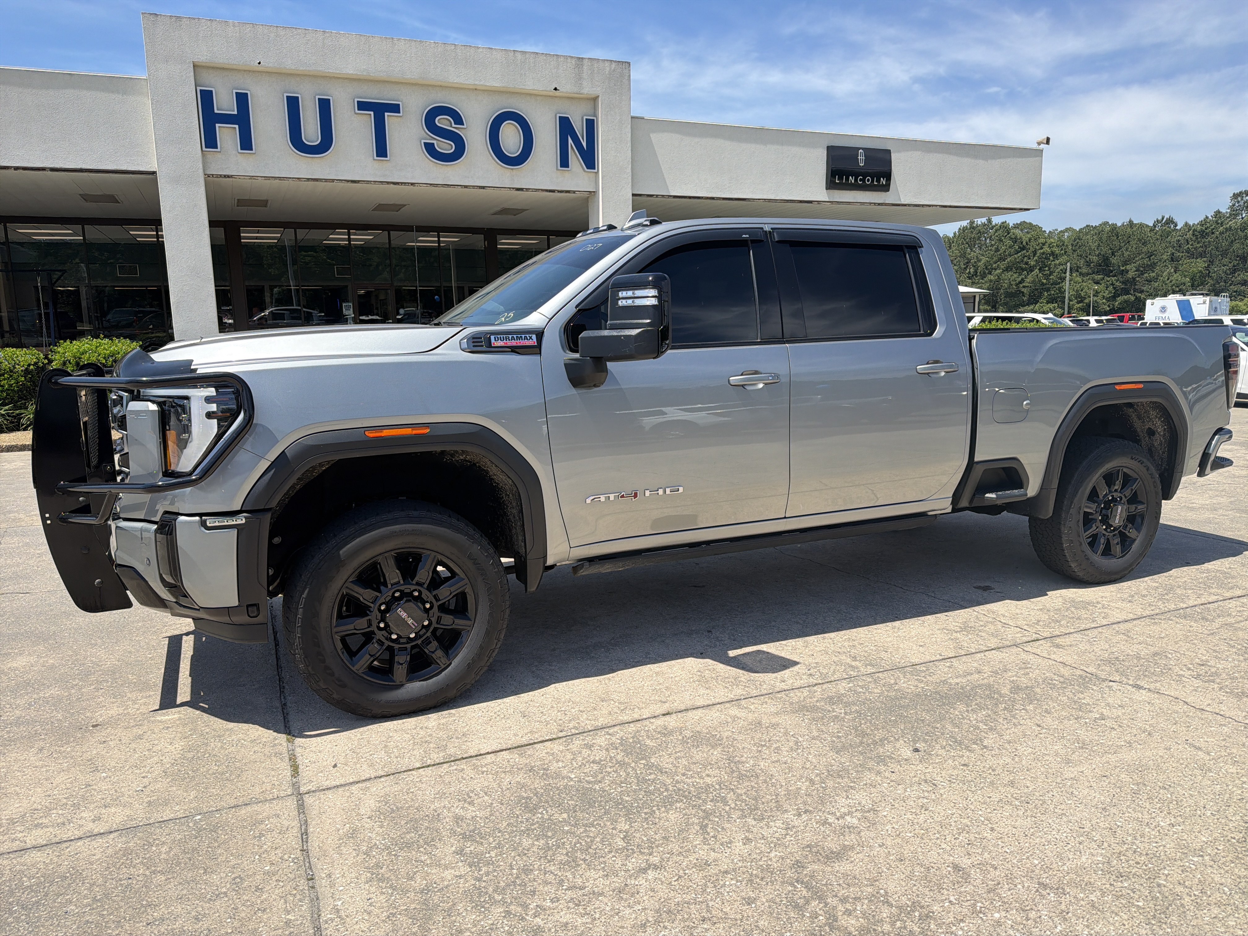 Used 2025 GMC Sierra 2500 AT4 w/ AT4 Premium Plus Package AWD/4WD image 2
