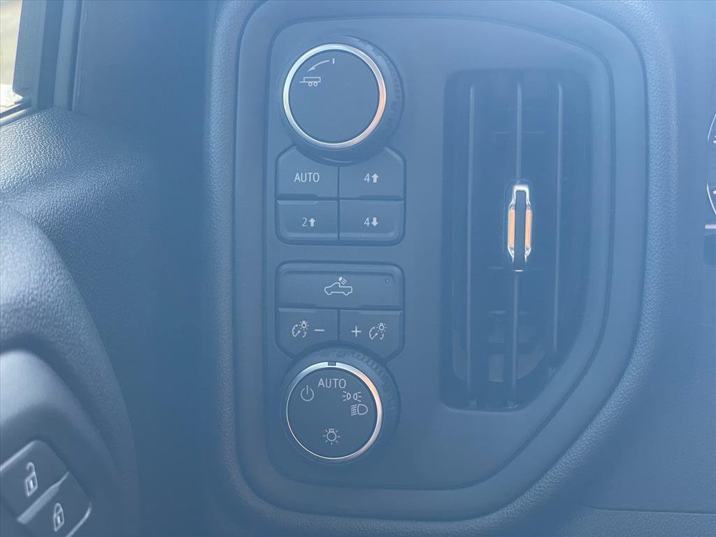 Used 2026 Chevrolet Silverado 1500 Custom Trail Boss w/ LPO, Dark Essentials Package AWD/4WD image 18