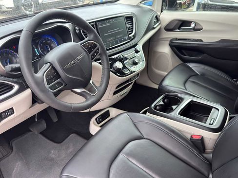 Used 2023 Chrysler Pacifica Touring-L FWD image 9