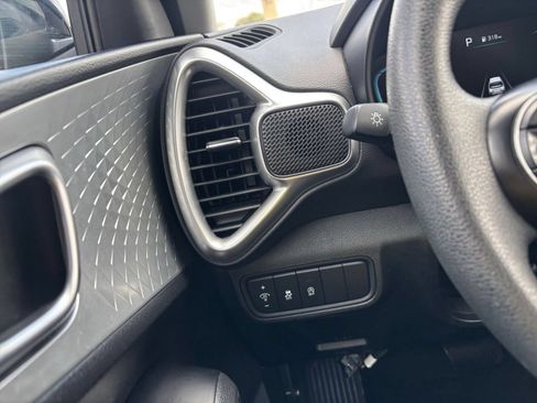 Used 2025 Kia Soul LX w/ LX Technology Package FWD image 32