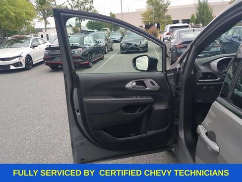 Used 2025 Chrysler Pacifica Limited FWD image 20