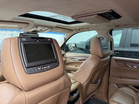Used 2016 Cadillac Escalade Platinum image 18