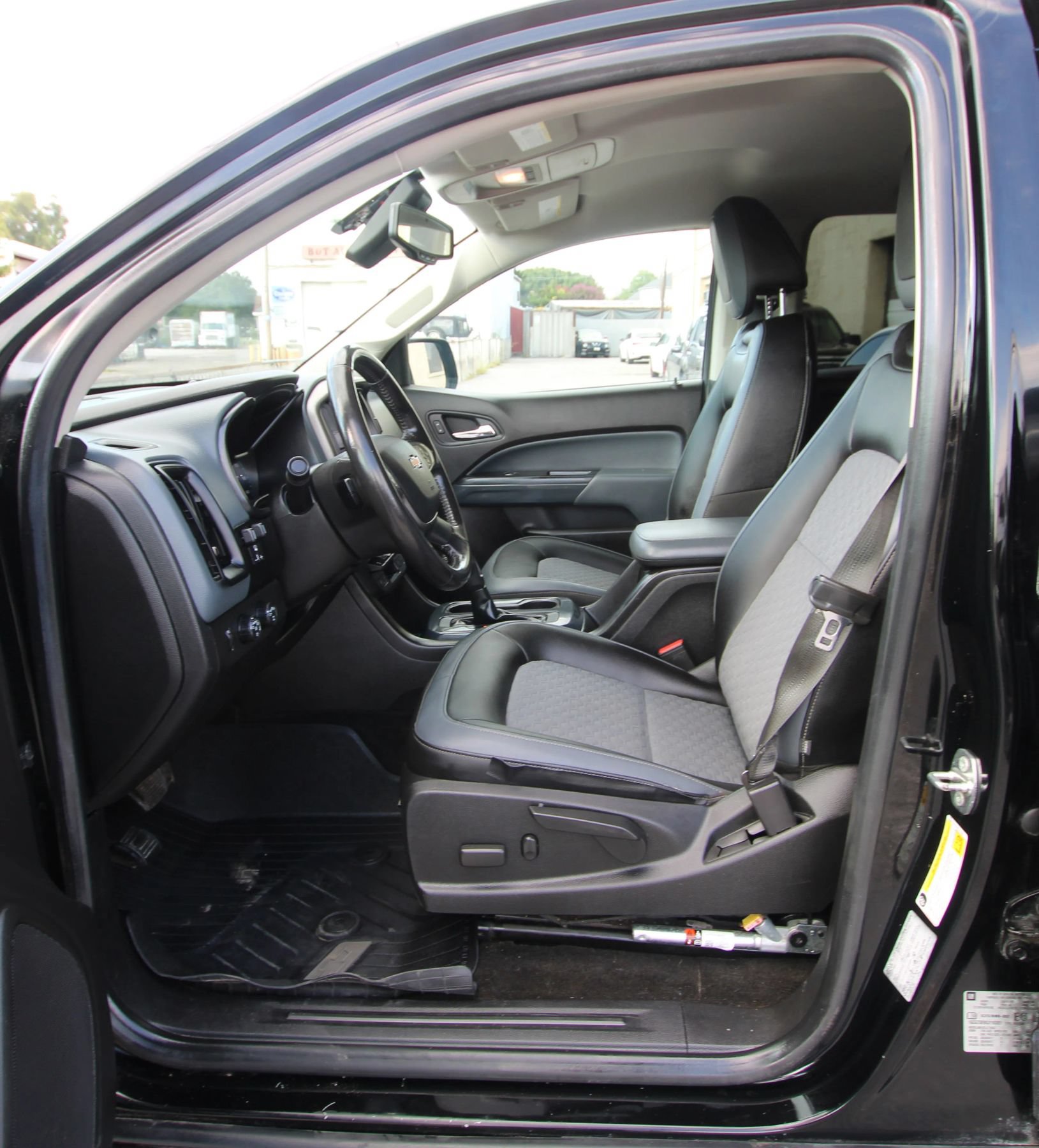Used 2018 Chevrolet Colorado Z71 w/ Z71 Midnight Edition AWD/4WD image 9