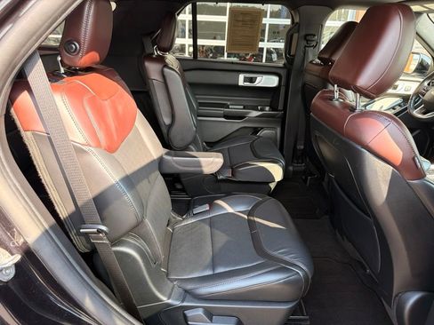 Used 2020 Ford Explorer Platinum w/ Premium Technology Package AWD/4WD image 16
