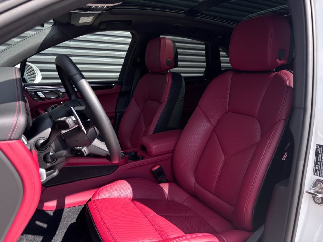 Certified 2025 Porsche Macan S AWD/4WD image 5
