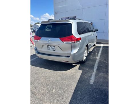 Used 2014 Toyota Sienna LE image 3