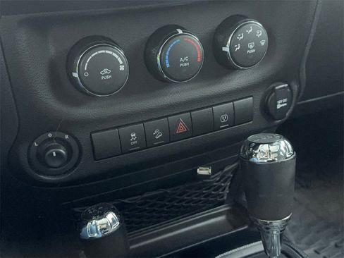 Used 2018 Jeep Wrangler Unlimited Sahara image 26