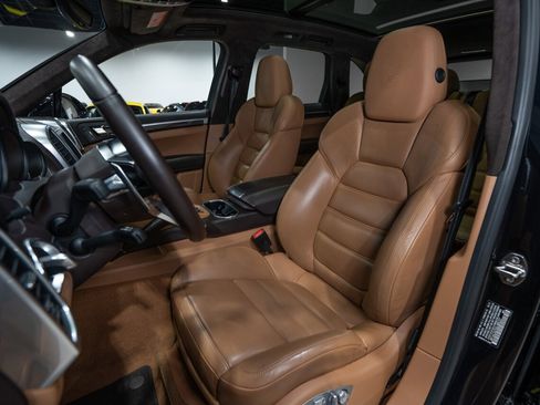 Used 2016 Porsche Cayenne Turbo S w/ Premium Package Plus image 19