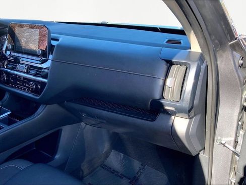 Used 2024 Nissan Pathfinder SV image 19