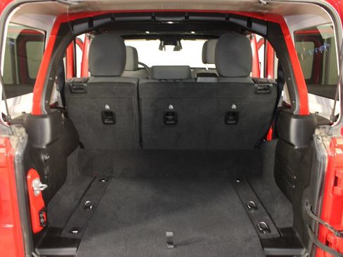 Used 2025 Jeep Wrangler Unlimited Sahara w/ Safety Group AWD/4WD image 17