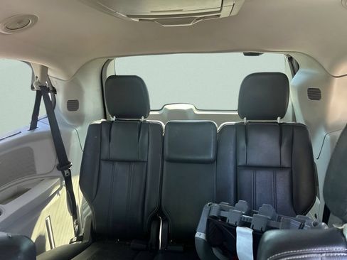 Used 2014 Chrysler Town & Country Touring-L FWD image 16