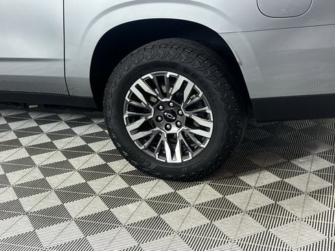 Used 2025 Chevrolet Suburban Z71 image 8