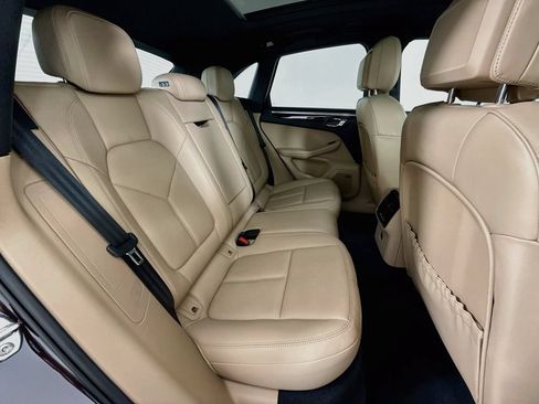 Certified 2025 Porsche Macan AWD/4WD image 29