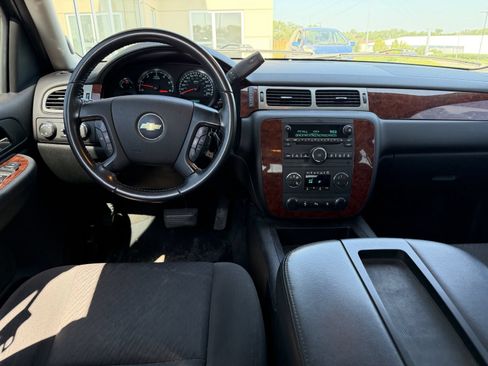 Used 2009 Chevrolet Avalanche LT w/ Convenience Package #1 AWD/4WD image 6