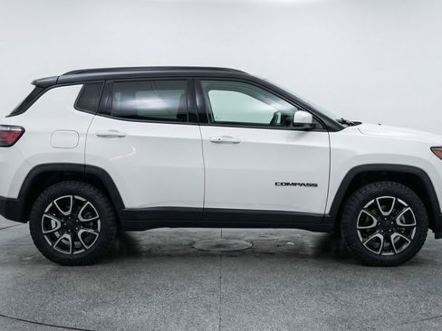 Used 2025 Jeep Compass Trailhawk AWD/4WD image 11