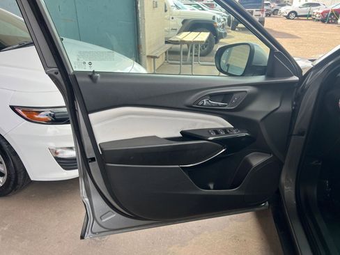 Used 2025 Chevrolet Trax LT FWD image 18
