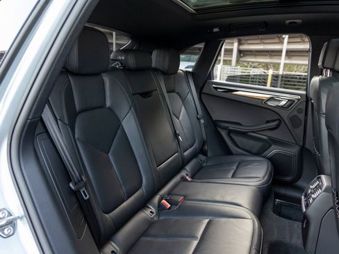 Certified 2025 Porsche Macan image 44