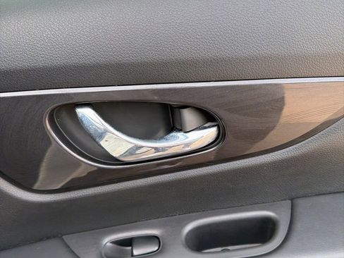 Used 2018 Nissan Rogue SV image 40