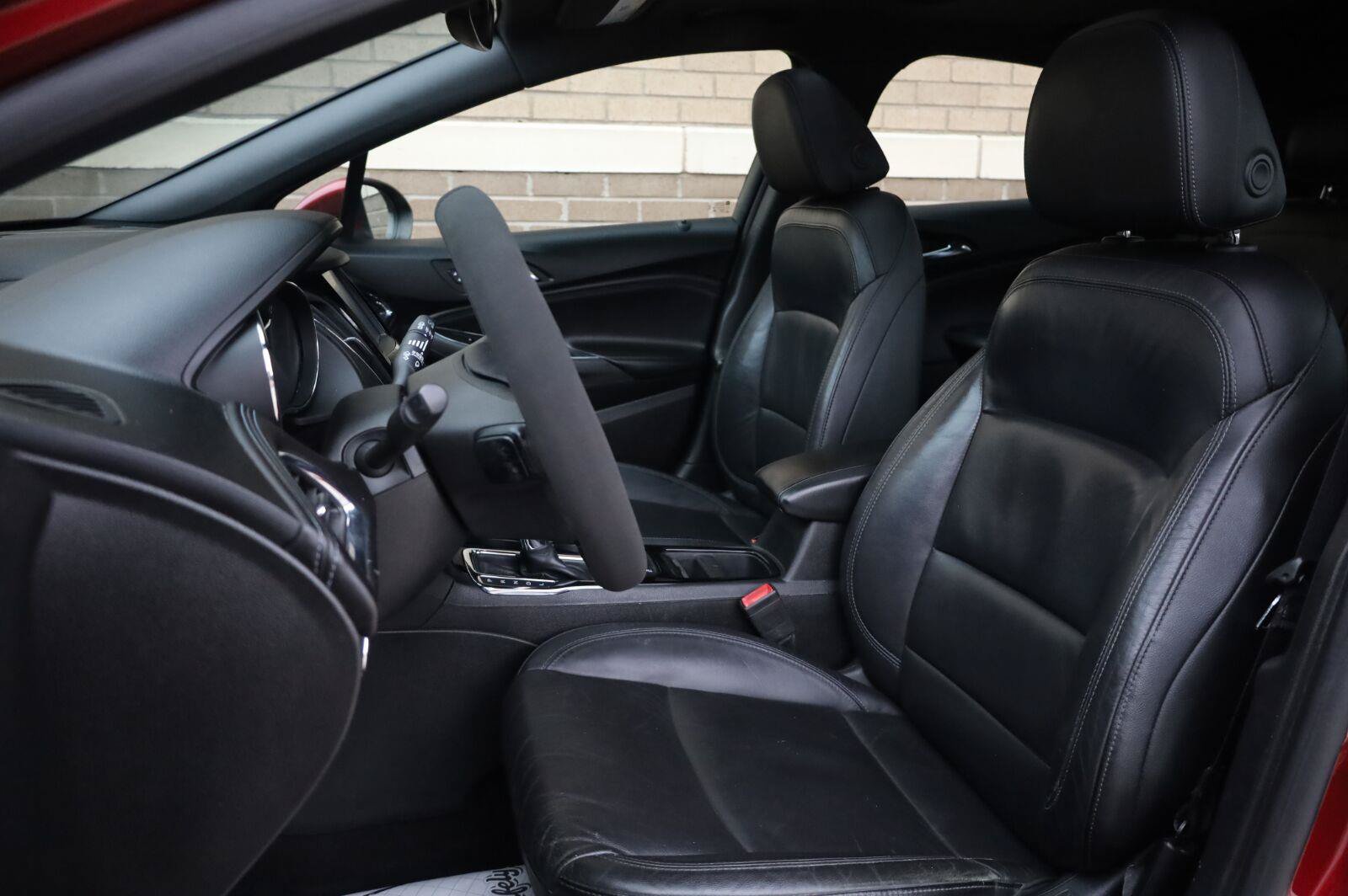 Used 2018 Chevrolet Cruze Premier FWD image 17
