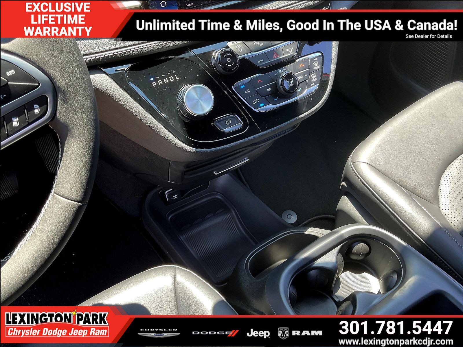 New 2026 Chrysler Pacifica Select AWD/4WD image 8