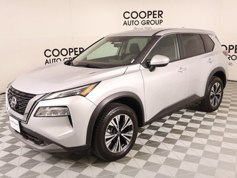 Used 2023 Nissan Rogue SV FWD image 3