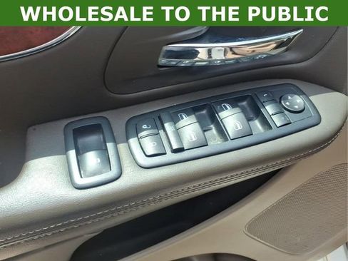 Used 2012 Chrysler Town & Country Touring FWD image 12