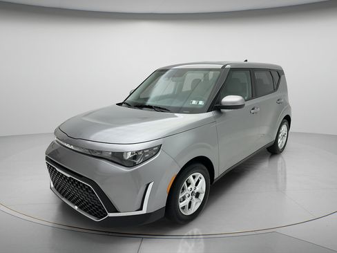 Used 2025 Kia Soul LX w/ LX Technology Package FWD image 3