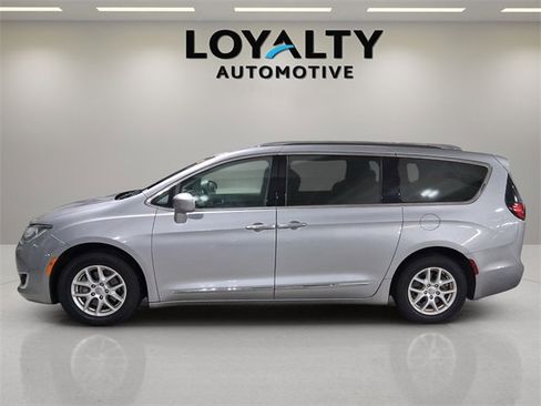Used 2020 Chrysler Pacifica Touring-L image 2