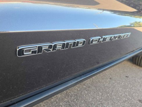 Used 2019 Jeep Grand Cherokee Laredo image 13