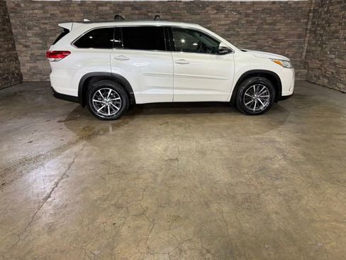 Used 2017 Toyota Highlander XLE AWD/4WD image 4
