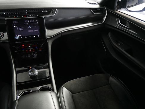 Used 2022 Jeep Grand Cherokee Altitude image 11