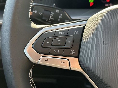 New 2025 Volkswagen Tiguan SE image 23