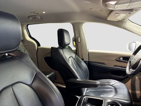 Used 2022 Chrysler Pacifica Touring-L FWD image 26