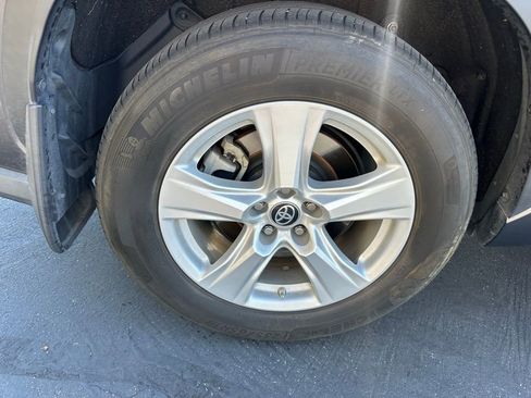 Used 2023 Toyota Highlander L image 6